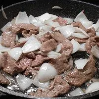 4:Cook remaining onion and sauce