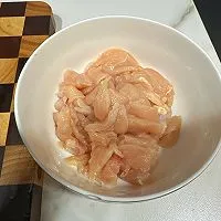 1:Slice the chicken thinly