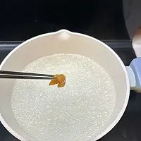 4:Poach the chicken gently