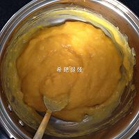 3:Cook over low heat, stirring constantly until thickened