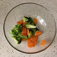 3:Combine vegetables in a medium bowl