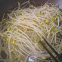 1:Blanch the bean sprouts and spread them in the serving bowl