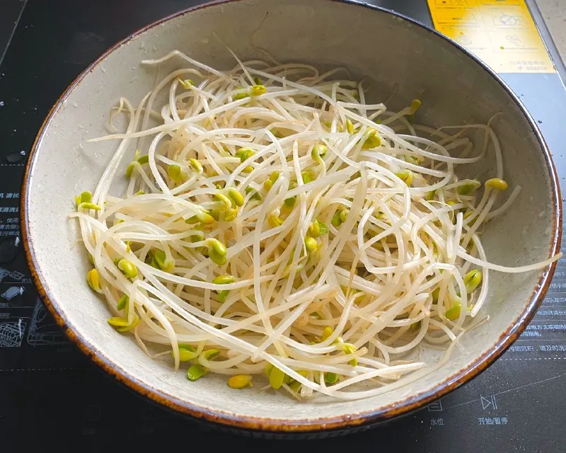 1:Blanch the bean sprouts and spread them in the serving bowl