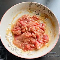 2:Marinate the pork slices
