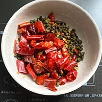 3:Chop the ginger, garlic, green onions, and break the dried chilies