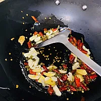 4:Fry the chilies, peppercorns, and doubanjiang in a little oil