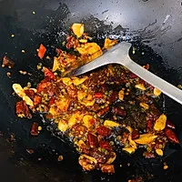 4:Fry the chilies, peppercorns, and doubanjiang in a little oil