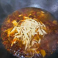 5:Add water and bring to a boil; add tofu skin if using