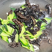 4:Stir-fry cucumber and mushrooms over high heat