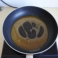 3:Melt sugar slowly—no stirring after it dissolves