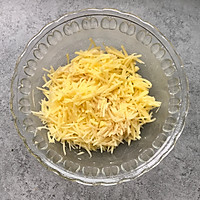 1:Shred the potatoes and remove excess moisture