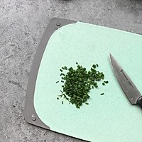 1:Shred the potatoes and remove excess moisture