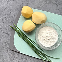 1:Shred the potatoes and remove excess moisture
