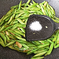 6:Deglaze with soy sauce and steam briefly to finish cooking