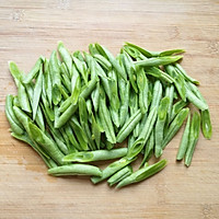 2:Cut beans for even cooking and better sauce cling