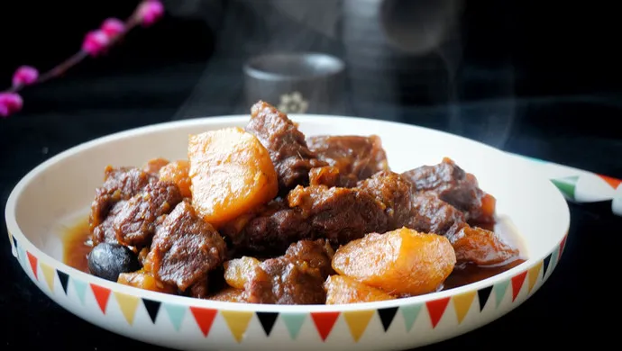 Hearty Beef and Potato Stew with Warm Spices