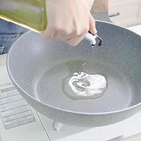 3:Heat the oil and build the aroma