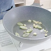 3:Heat the oil and build the aroma