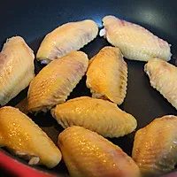 3:Sear the wings without oil until golden