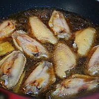 4:Add ginger, star anise, and pour in the cola