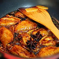 5:Turn up the heat and reduce the sauce while stirring