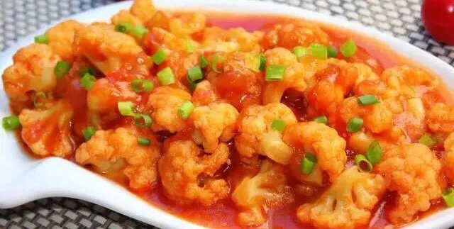 Simple Tomato and Cauliflower Stir-Fry with Garlic (Quick 20-Minute Vegan Side Dish)