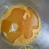 2:Emulsify the melted butter slowly
