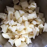 1:Peel and dice the lotus root