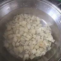 1:Peel and dice the lotus root