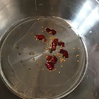 5:Toast the dried chilies gently