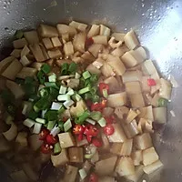 7:Add sauce and fresh chilies