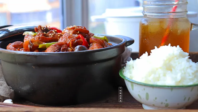 Braised Chicken with Rice (黄焖鸡米饭)
