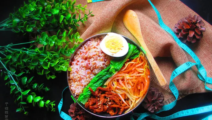 High-Protein Low-Calorie Stir-Fry with Egg, Bean Sprouts, and Carrots