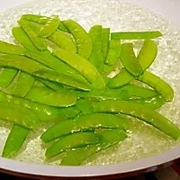 1:Blanch the snow peas