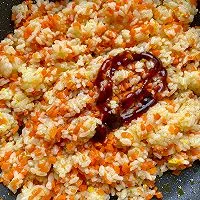 4:Add rice and seasonings