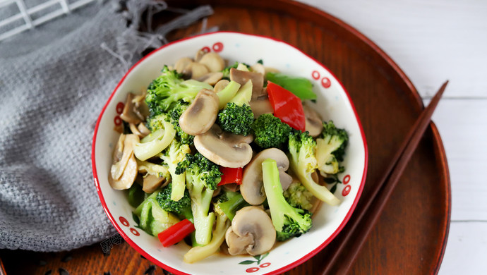 Sautéed Broccoli with Button Mushrooms Recipe (西兰花炒口蘑)