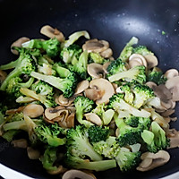 5:Add broccoli and season with oyster sauce