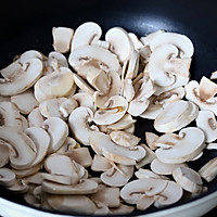 4:Cook mushrooms until they soften and release moisture