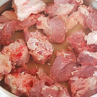 1:Quickly blanch the beef to clean it—this makes the broth clearer