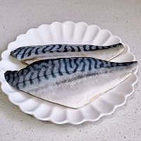 1:Give the fish a gentle rinse, and dry it thoroughly