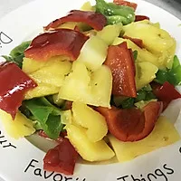 4:Quickly stir-fry peppers and pineapple to keep texture