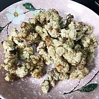 3:Shallow-fry the pork until golden and crisp