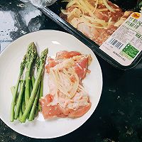 1:Trim the asparagus, pat the chicken dry
