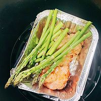 4:Add asparagus to soak up chicken drippings