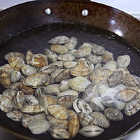 3:Blanch clams briefly—just to open and clean