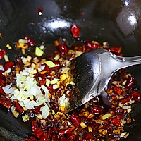 5:Add ginger, garlic, and green onion, high heat, fast stir