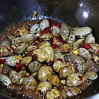 6:Toss in clams and deglaze with wine