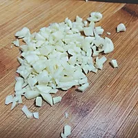 1:Trim, wash, and dry the green beans before cutting