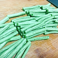 1:Trim, wash, and dry the green beans before cutting