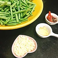 1:Trim, wash, and dry the green beans before cutting